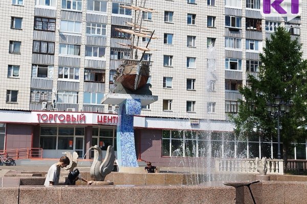 Порвали парус: в Сыктывкаре требует ремонта фрегат на площадке у Детского мира