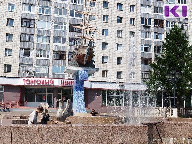 Порвали парус: в Сыктывкаре требует ремонта фрегат на площадке у Детского мира