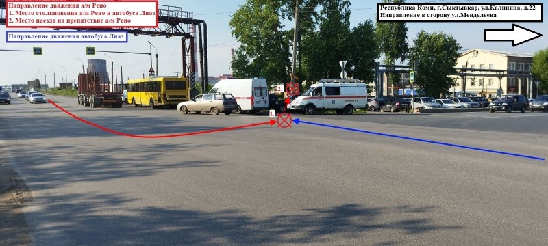 В Эжве водитель женщина за рулем Renault не пропустила переполненный рейсовый автобус и врезалась в столб