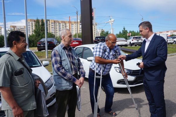 Семь жителей республики, пострадавших на производстве, получили новые автомобили от Отделения СФР по Коми