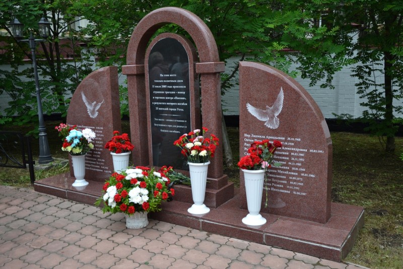 В Ухте почтили память погибших в торговом центре "Пассаж"