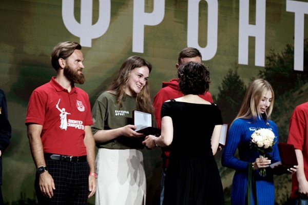 Координатор Молодёжного крыла Народного фронта Коми Дарья Крепышева получила награду за помощь участникам спецоперации