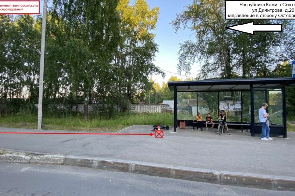 В Сыктывкаре 17-летний самокатчик опрокинулся рядом с автобусной остановкой
