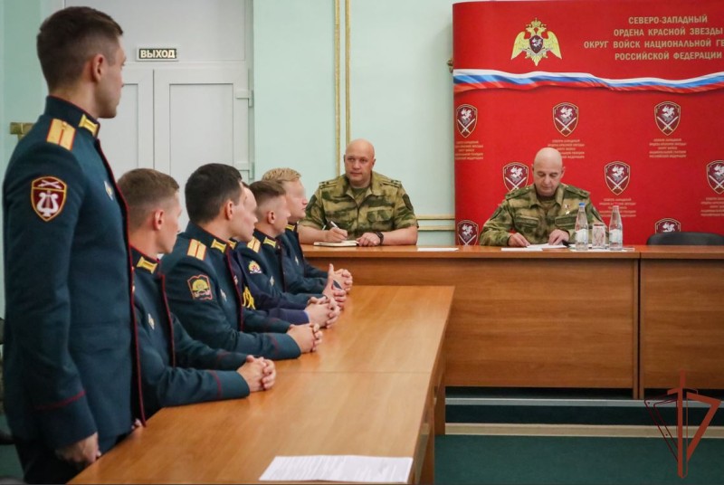 Выпускники военных вузов Росгвардии из Коми прибыли в Санкт-Петербург

