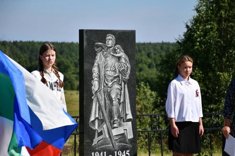 В селе Нижний Воч открыт новый памятный знак участникам Великой Отечественной войны
