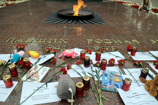 Десятки имен погибших на Донбассе детей напомнили сыктывкарцам о единении против фашизма 