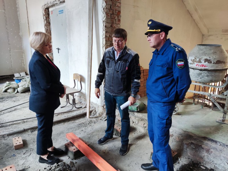 Прокурор Сыктывкара объявил предостережение подрядчику, выполняющему работы по капремонту школы №4

