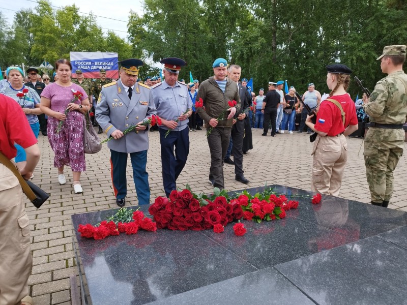 В Сыктывкаре воины ВДВ почтили память погибших героев