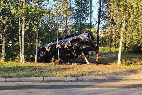 В Ухте машину выбросило с дороги на деревья, где она загорелась