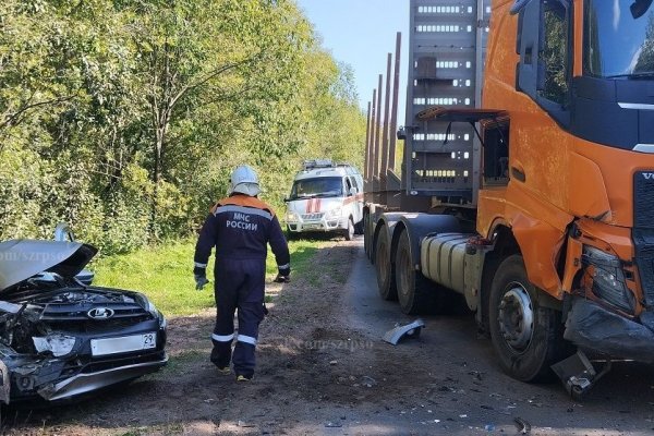 В сыктывкарском местечке Койты столкнулись лесовоз и LADA Granta