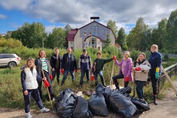 Сотрудники Регоператора Севера вместе с экоактивистами вылавливали в реке чайники, запчасти от автомобилей и спортинвентарь