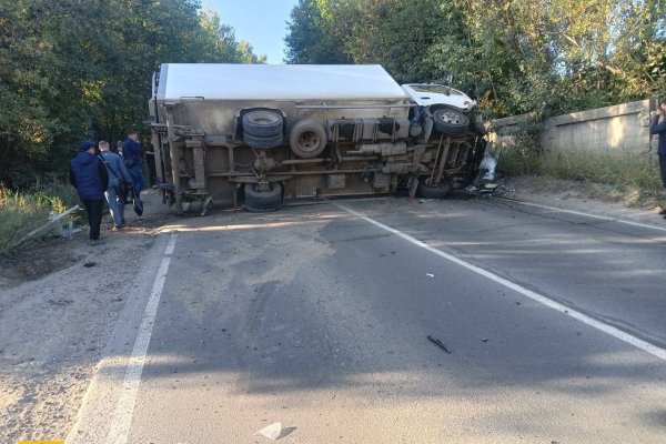 В Сыктывкаре фургон перекрыл дорогу после ДТП