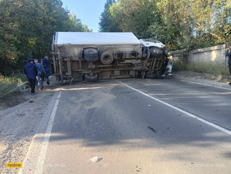 В Сыктывкаре фургон перекрыл дорогу после ДТП