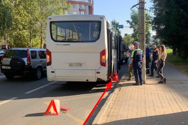 В Сыктывкаре, выходя из автобуса, на проезжую часть дороги упала 74-летняя женщина 