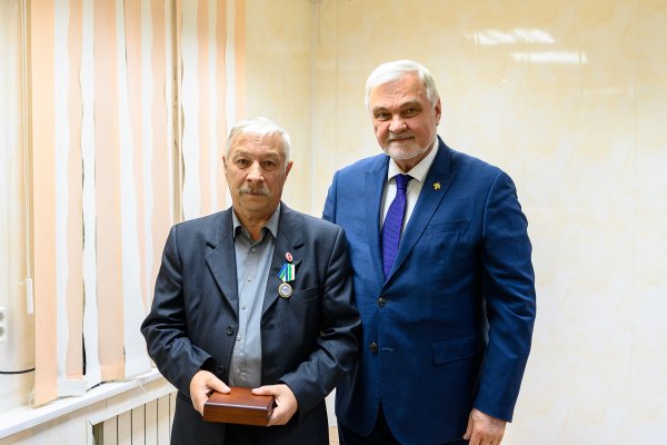 Владимир Уйба вручил орден И.Морозова главному врачу Республиканской инфекционной больницы Владимиру Каткову

