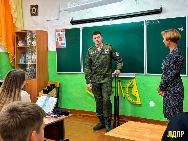 Во время краткосрочного отпуска участник СВО навестил родную школу в Сосногорске