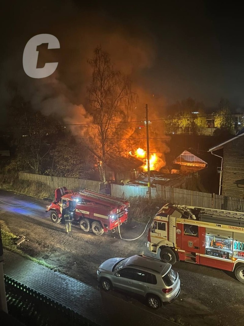 Сыктывкарские огнеборцы тушат пожар на Папанина 