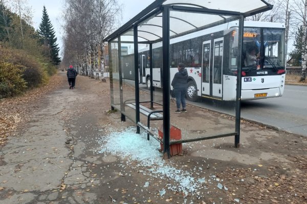 В Сыктывкаре вандалы вновь разбили автобусную остановку