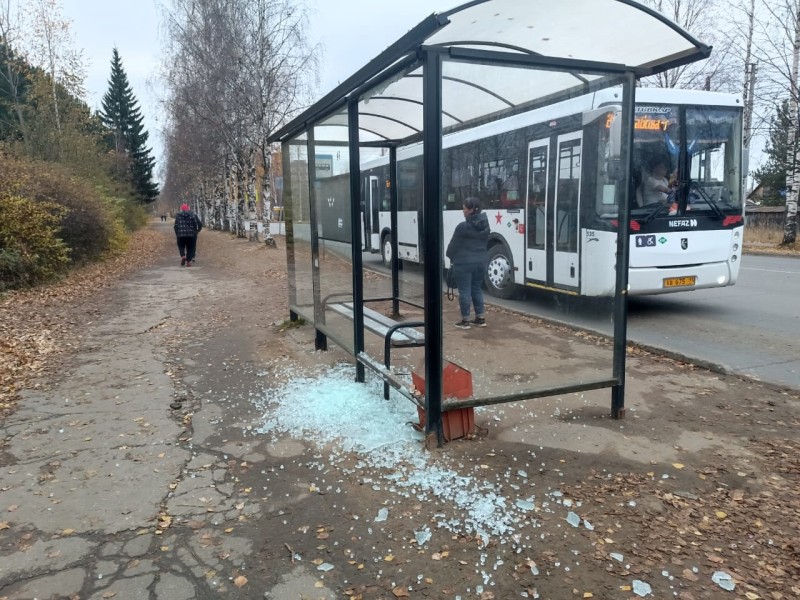 В Сыктывкаре вандалы вновь разбили автобусную остановку