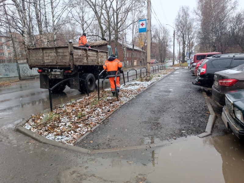 В Сыктывкаре демонтируют металлические ограждения вдоль дорог