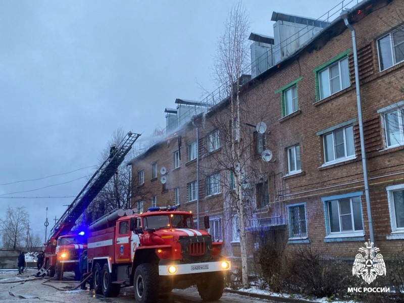 В ухтинском поселке Озёрный на пожаре эвакуировали 40 человек