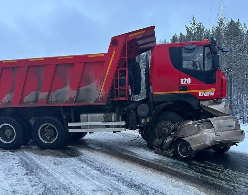 Под Ухтой в ДТП с грузовиком погибли два человека