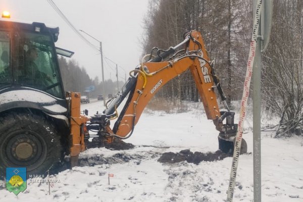 В Сыктывкаре на Октябрьском проспекте начали установку светофора в рамках подготовки к запуску маршрута №1м