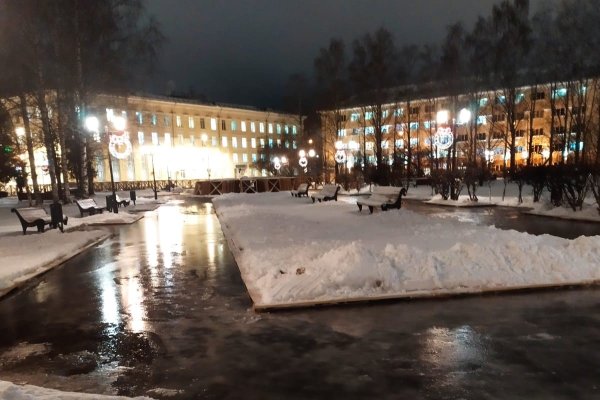 На главной площади Сыктывкара заливают ледовый каток 