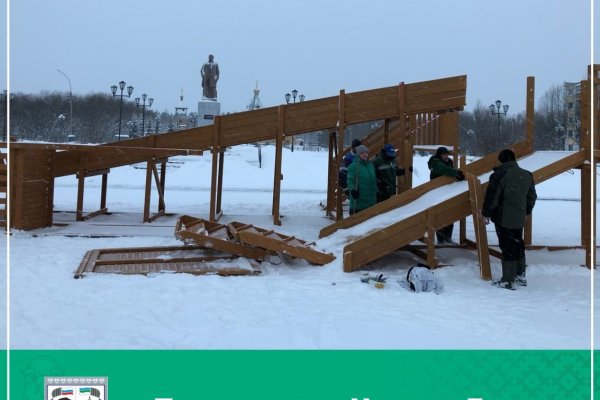 В Вуктыле неизвестные повредили новогоднюю горку на этапе установки 