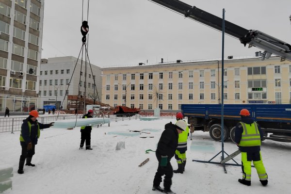 Городок на Стефановской площади в Сыктывкаре обеспечили ледовыми блоками