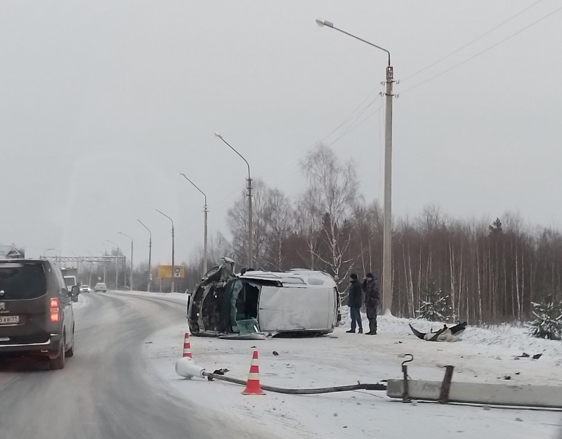 В Сыктывкаре неопытный водитель сбила опору ЛЭП и перевернулась на проезжей части