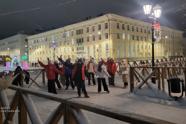 В Сыктывкаре на Стефановской площади открыли каток

