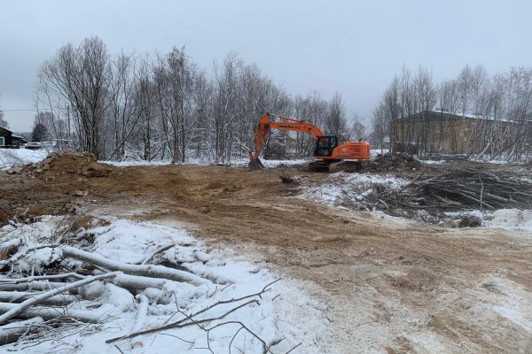 В селе Часово по иску прокурора района снесли недостроенные и заброшенные здания
