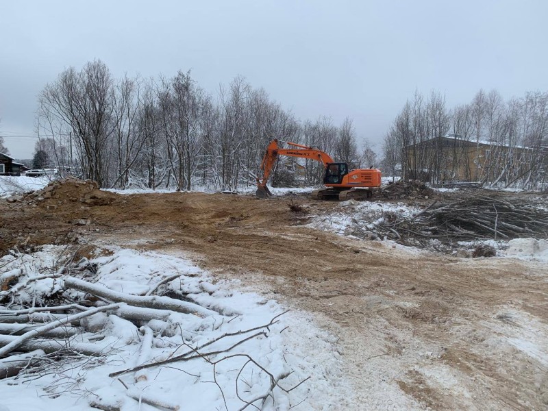 В селе Часово по иску прокурора района снесли недостроенные и заброшенные здания
