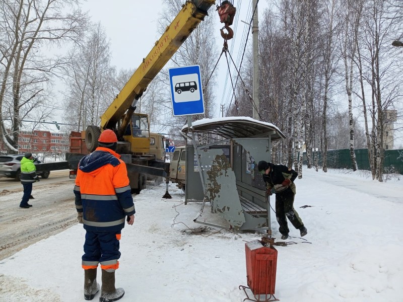 В Сыктывкаре демонтировали деформированную в ДТП остановку