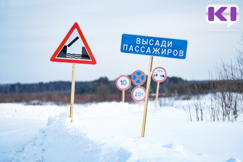 В Вуктыле автомобиль застрял на переправе и перегородил проезд