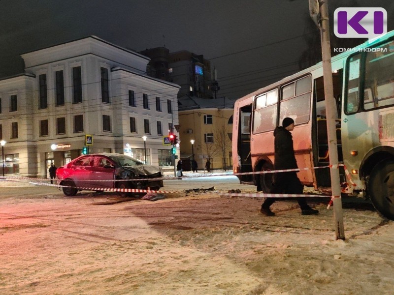 В Сыктывкаре пассажирский автобус попал в ДТП