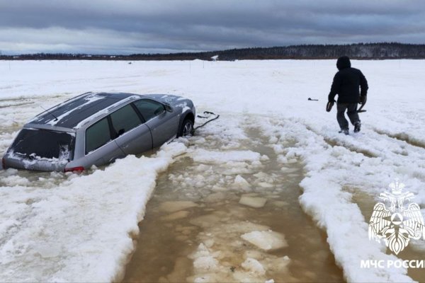 В Печорском районе провалился под лед автомобиль Audi 