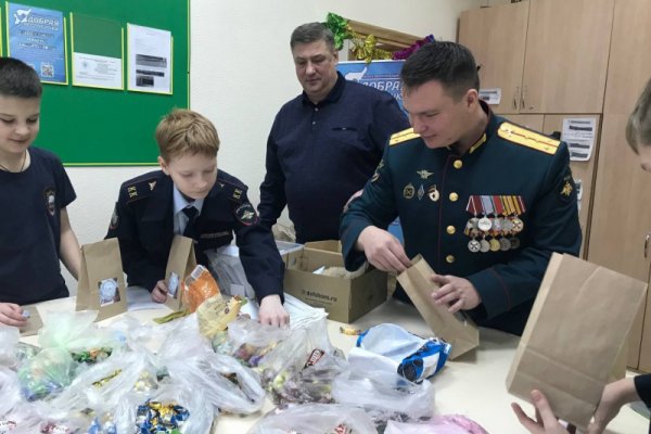 В Сыктывкаре сотрудники ППС с подшефными кадетами приготовили подарки и маскировочные костюмы для бойцов СВО

