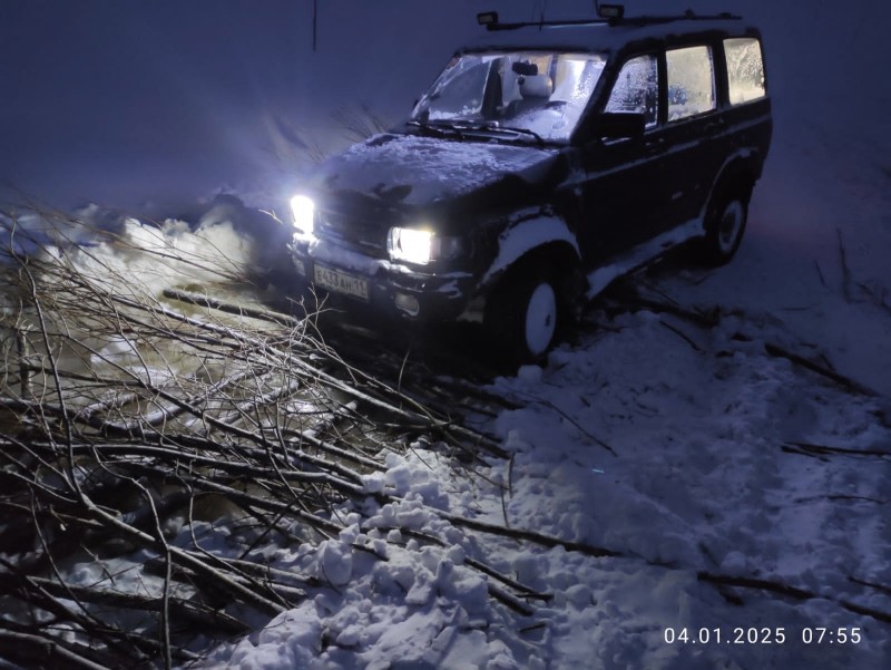 Под Усинском на зимней переправе три "Бурана" доставали автомобиль, который провалился в промоину 