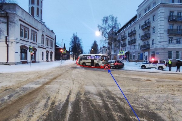 В Сыктывкаре пассажирский автобус №103 столкнулся с легковушкой 