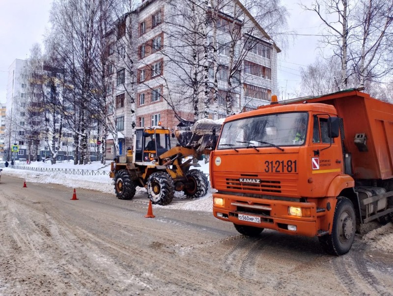 За первые дни нового года с улиц Сыктывкара вывезли около 25 тысяч кубометров снега