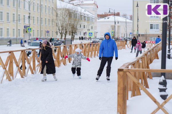 В Сыктывкаре обновляют лед на катке на Стефановской площади