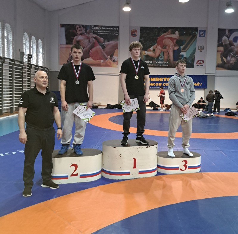 Восемь медалей завоевала сборная Коми на первенстве СЗФО по вольной борьбе