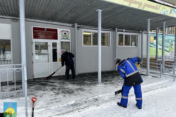 В Сыктывкаре ведется ежедневный контроль очистки кровель и качества уборки снега на прилегающих к школам и детским садам территориях