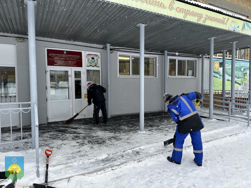 В Сыктывкаре ведется ежедневный контроль очистки кровель и качества уборки снега на прилегающих к школам и детским садам территориях
