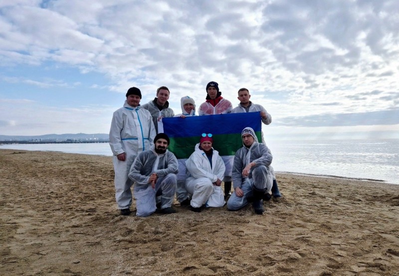 "Силы есть, значит надо помогать": волонтеры из Коми поехали спасать пляжи и птиц Анапы от мазута