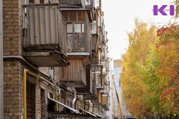 За чей счет ремонт: что делать, если крошится балкон или козырек над подъездом