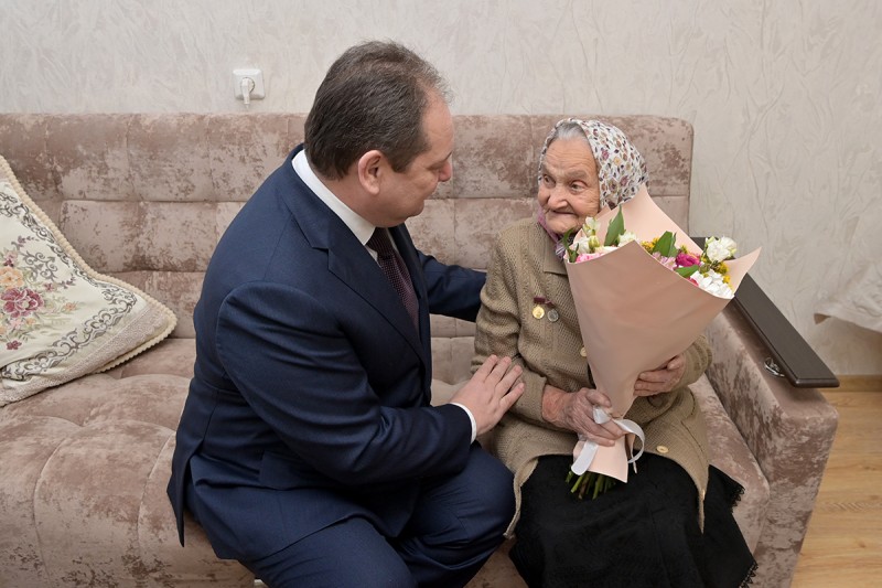 Врио главы Коми вручил первую медаль "80 лет Победы в Великой Отечественной войне" ветерану из села Усть-Вымь