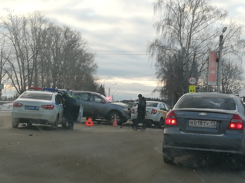 В Сыктывкаре после столкновения Lada Granta и Mitsubishi пенсионерка попала в больницу